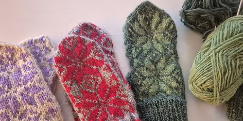 Strikkekaf\u00e9: Votter med \u00e5ttebladrose