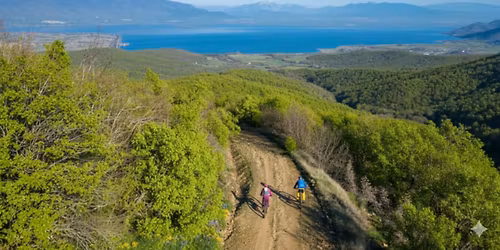 \u0422\u0440\u0438 \u0433\u0440\u044a\u0446\u043a\u0438 \u043f\u043b\u0430\u043d\u0438\u043d\u0438 \u0438 \u0435\u0437\u0435\u0440\u043e\u0442\u043e \u041a\u0435\u0440\u043a\u0438\u043d\u0438