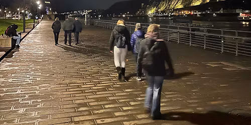 Gl\u00fchweinwanderung durch das weihnachtliche Koblenz