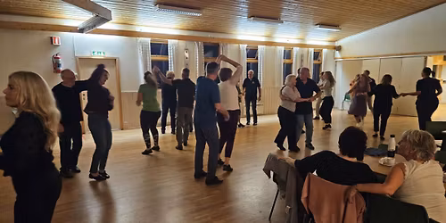 S\u00f8ndagsdains for ungdom og voksne