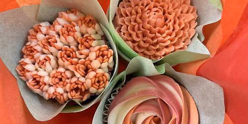 Piped Autumn cupcake posy