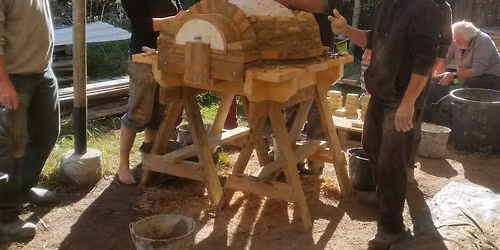 Stage Apprendre \u00e0 construire un four en briques de terre crue et paille
