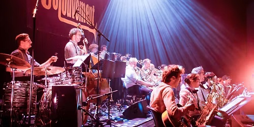 Bigband 't Mouvement op 't buurtbal in het Paulushuis