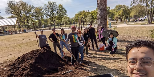 Mulch Madness with Park Rangers \/ Locura de mantillo con los guardabosques