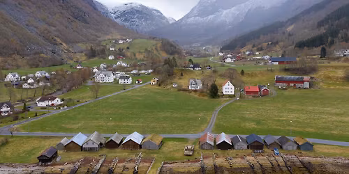 Naustlandet, bok- og biletpresentasjon ved Eva R\u00f8yrane og Oddleiv Apneseth