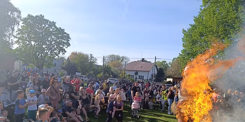 P\u00e1len\u00ed \u010darod\u011bjnic a Stav\u011bn\u00ed M\u00e1je