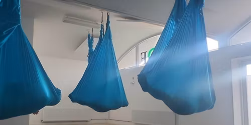 Fuldt booket - Fredag fyraftens aerial yoga workshop. Ro og gl\u00e6de i december