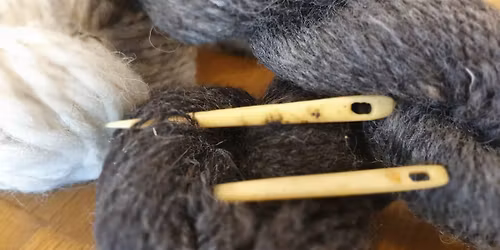 "Sprudlende damer med stive pinner"