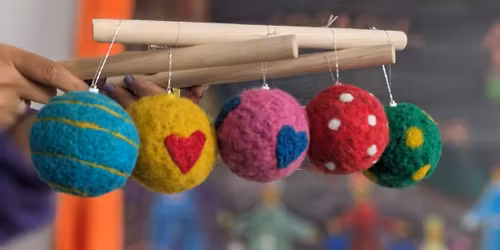 T\u00e2rgul de Cr\u0103ciun 2025 - unde fiecare obiect are o poveste, fiecare copil e un mic artist