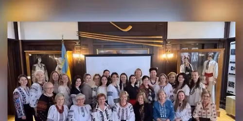 \u041e\u043a\u0440\u0443\u0433\u0430 \u041d\u043e\u0432\u0430 \u0410\u043d\u0433\u043b\u0456\u044f \u0437\u0430\u043f\u0440\u043e\u0448\u0443\u0454 \u0441\u0432\u044f\u0442\u043a\u0443\u0432\u0430\u0442\u0438 100 \u0440\u0456\u0447\u0447\u044f \u0421\u0423\u0410 