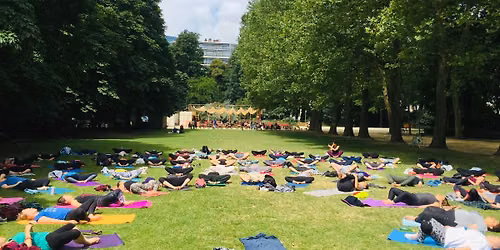 Yoga at\/in\/en Parc du Cinquantenaire