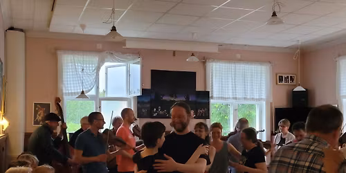 Folkdanskv\u00e4ll med spelm\u00e4n p\u00e5 Ebeneser