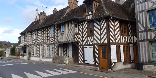 Village et bocage \u00e0 Beuvron-en-Auge.