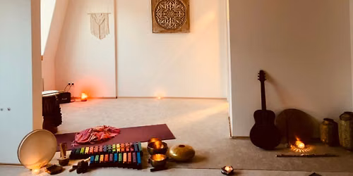 Hrav\u00e1 muzikoterapie v Saloon Yoga studiu