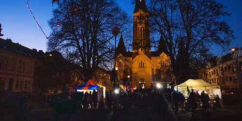 SLAVNOSTN\u00cd ROZSV\u00cdCEN\u00cd V\u00c1NO\u010cN\u00cdHO STROME\u010cKU V HUSOVIC\u00cdCH