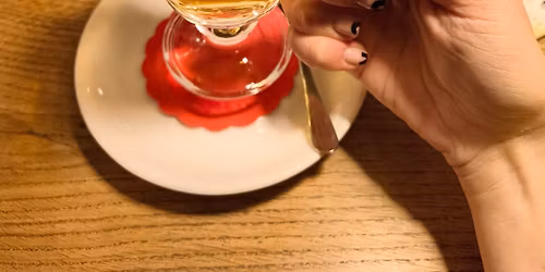 Ve\u010der zimskih kokteljov v Daktariju