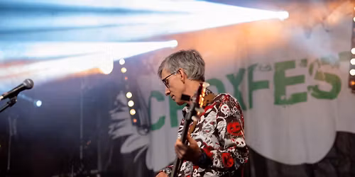 The Polaroidz playing at the Glenn Sports & Social Club, Watford