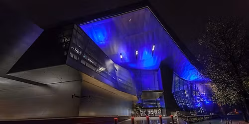 Architektur & Lichterglanz \u2013 Faszination BMW-Welt & Olympiapark bei Nacht