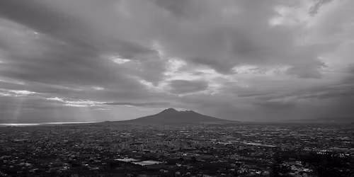SOTTO LE NUVOLE regia di Gianfranco Rosi - ANTROPOCINE Sguardi Contemporanei