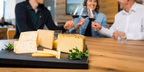 K\u00e4setasting mit regionalem Charakter 6 K\u00e4sesorten \u2013 6 spannende Begleiter!