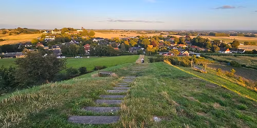 Vin og vandring 21. april - H\u00f8ve Skov, Veddinge Bakker og Esterh\u00f8j, 11 km.