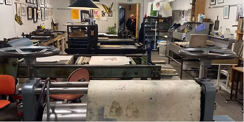 Kunst p\u00e5 S\u00f8nderbro: Fernisering med kunst, musik og bobler.