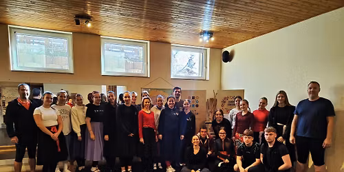 K\u00c9Z a K\u00c9ZBEN - A Megyer T\u00e1ncegy\u00fcttes \u00e9s a Kis Megyer Gyermek N\u00e9pt\u00e1ncegy\u00fcttes \u00faj m\u0171sor\u00e1nak bemutat\u00f3ja