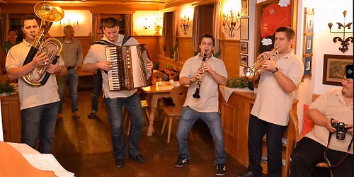 M\u00e1rton Napi Libavacsora \u00e9s Sv\u00e1bb\u00e1l az Unterrock Zenekarral