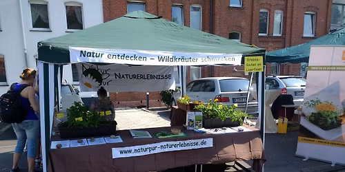 Kr\u00e4uterstand beim Tag der Erde