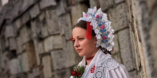 "Mini" Menyekez\u0151ruh\u00e1k viseletbemutat\u00f3