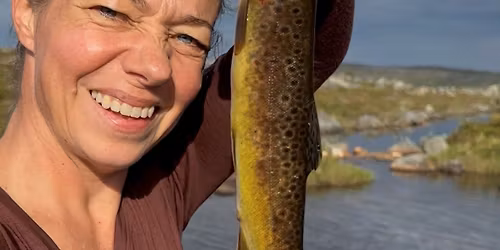 Kom til foredrag med Charlotte Karreb\u00e6k fra Alene i Vildmarken