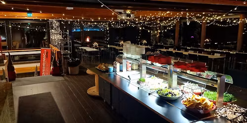 Tunnelmallinen aamupala takkatulen \u00e4\u00e4rell\u00e4