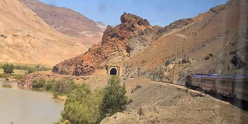 Fotoforedrag: "Med tog fra S\u00f8rumsand til Armenias grense"