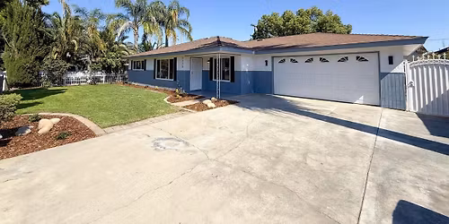 Fresno Living: 2325 E Hampton Way