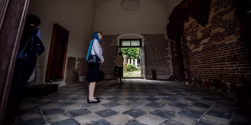 M\u0171v\u00e9szek, keresked\u0151k, rabbik \u00e9s m\u00e1rt\u00edrok 06.28.