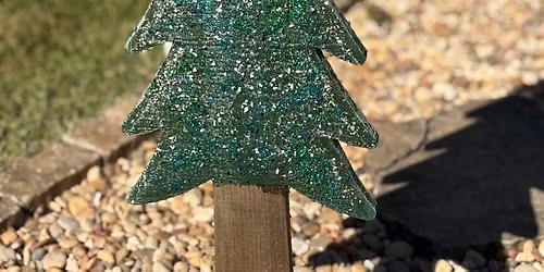 Decorate a Christmas tree with resin and embellishments