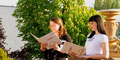 Irodalmi s\u00e9ta a Zsolnay Negyedben \/\/ P\u00e9cs