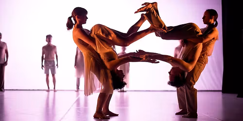 DIVADLO ZA ZRKADLOM \/ ESTER TR\u010cKOV\u00c1: ENTROPIE