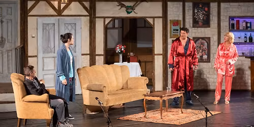 Boldog sz\u00fclet\u00e9snapot! Avagy hatan pizsam\u00e1ban