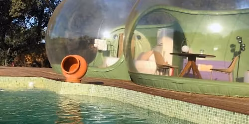 Habitación burbuja con piscina y brunch