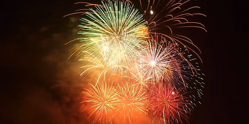 Gro\u00dfe Flottenparade mit Feuerwerk