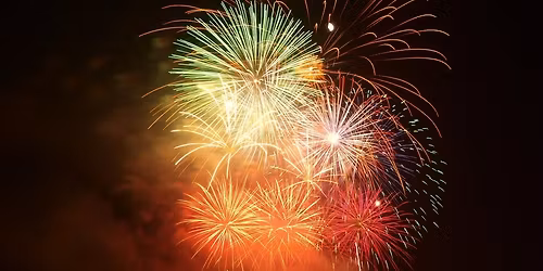 Gro\u00dfe Flottenparade mit Feuerwerk