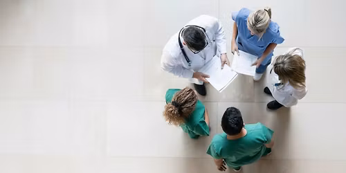 Holisztikus szeml\u00e9let \u00e9s komplexit\u00e1s az akad\u00e1lyoz\u00f3 k\u00f6r\u00fclm\u00e9nyekkel \u00e9l\u0151 gyermekek kezel\u00e9s\u00e9ben