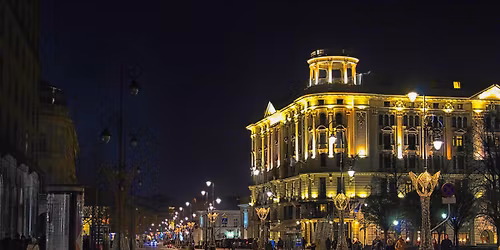 Ciemna strona Krakowskiego Przedmie\u015bcia w \u015bwi\u0105tecznej iluminacji.