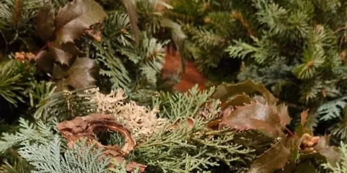 Nat\u00fcrliche Adventdekoration aus dem Wald