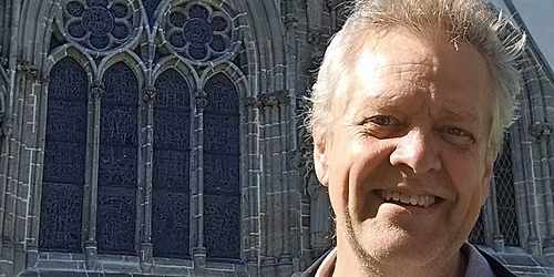 Bokprat: Katedralen som f\u00f8dte en by. Historier om Stavanger domkirke