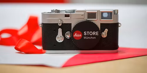 Festliches Geschenkverpacken im Leica Store M\u00fcnchen