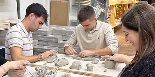 Taller de cer\u00e1mica con vino en WAKU - Barcelona