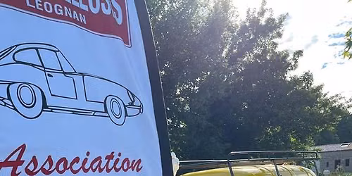 Rassemblement de voitures d\u2019\u00e9poque