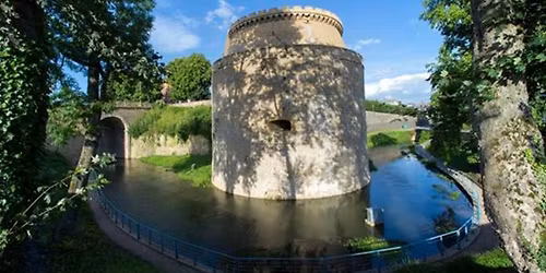 Visite guid\u00e9e de M\u00e9zi\u00e8res et de la Tour du Roy